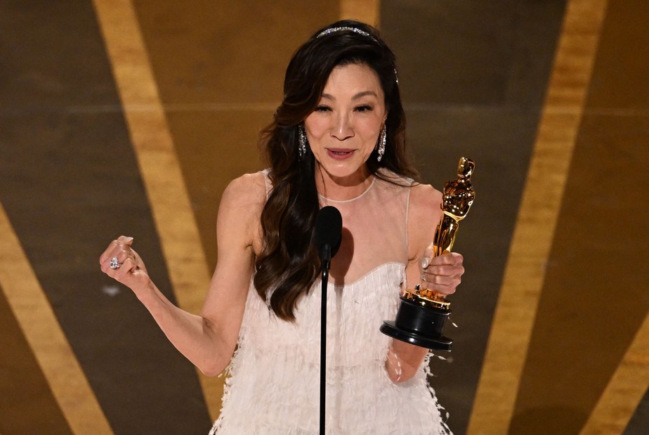 Michelle Yeoh leva o Oscar de melhor atriz