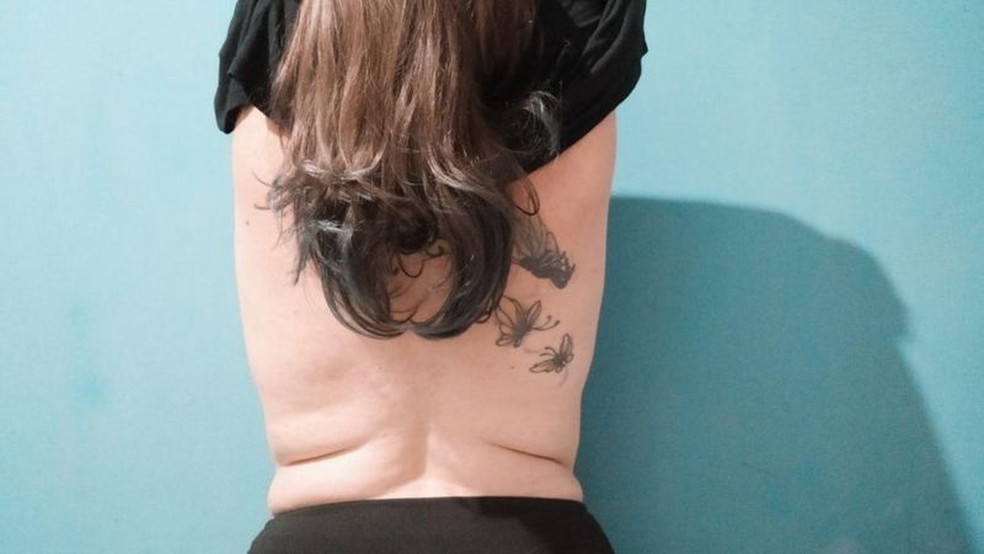 'Quero melhorar o conteúdo e estudar para crescer na plataforma', relata Lara, que conta ganhar cerca de R$ 2 mil por mês com o OnlyFans — Foto: Arquivo Pessoal (via BBC)