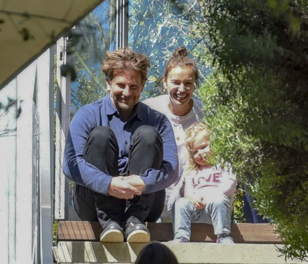 Bradley Cooper, Irina Shayk e a pequena Lea (Foto: Grosby Group)