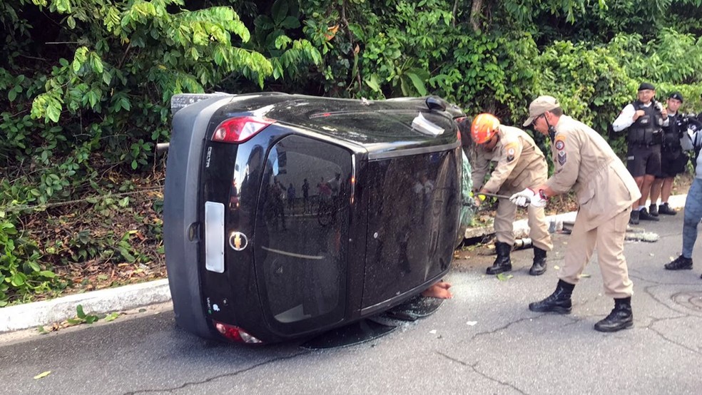 Motorista suspeito no atropelamento capotou carro logo apÃ³s fuga do local do acidente (Foto: Walter Paparazzo/G1)