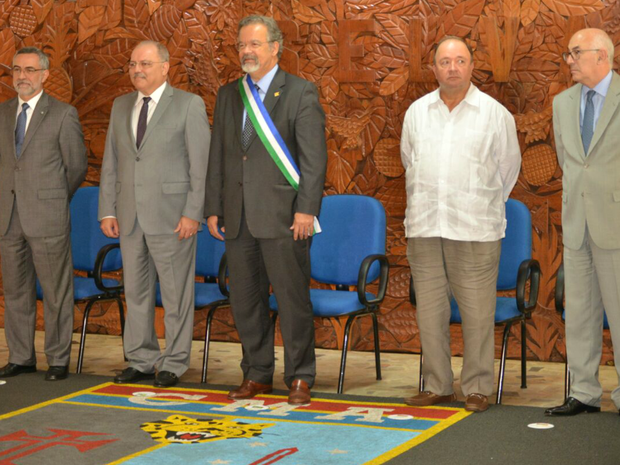 Ministro de Defesa colombiana recebeu condecoração após reunião (Foto: Divulgação/Exército)