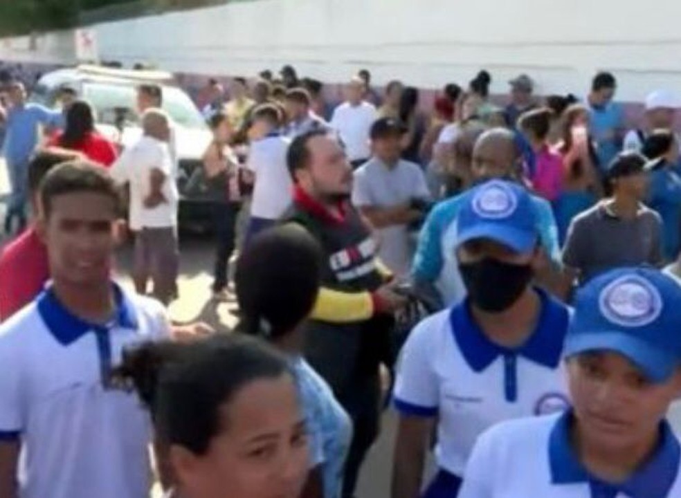 Jovem dispara contra estudante cadeirante na Escola Eurídes Sant'anna, em Barreiras, na Bahia — Foto: Reprodução da TV 