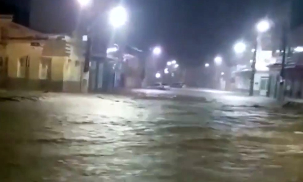 Rio transbordou em Jacobina e água invadiu ruas da cidade — Foto: Reprodução/TV Bahia