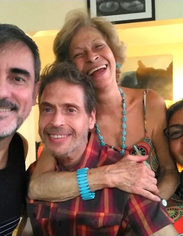 Rubens Caribé com a mãe, irmã e marido (Foto: Reprodução/Instagram)