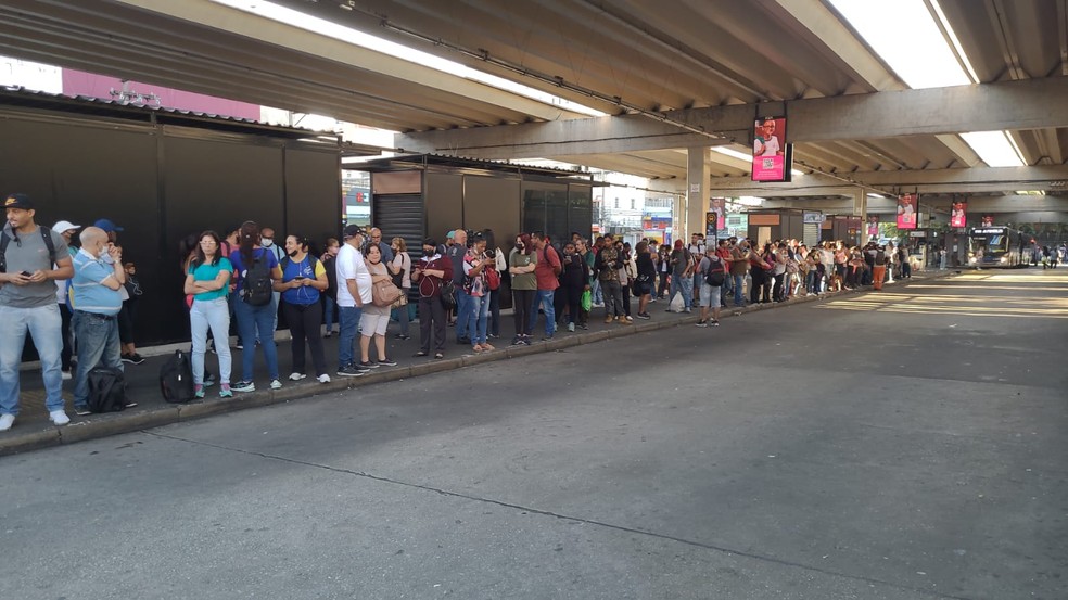 Pessoas fazem fila no Terminal Santana durante paralisação de ônibus na capital de São Paulo — Foto: Hermínio Bernardo/TV Globo