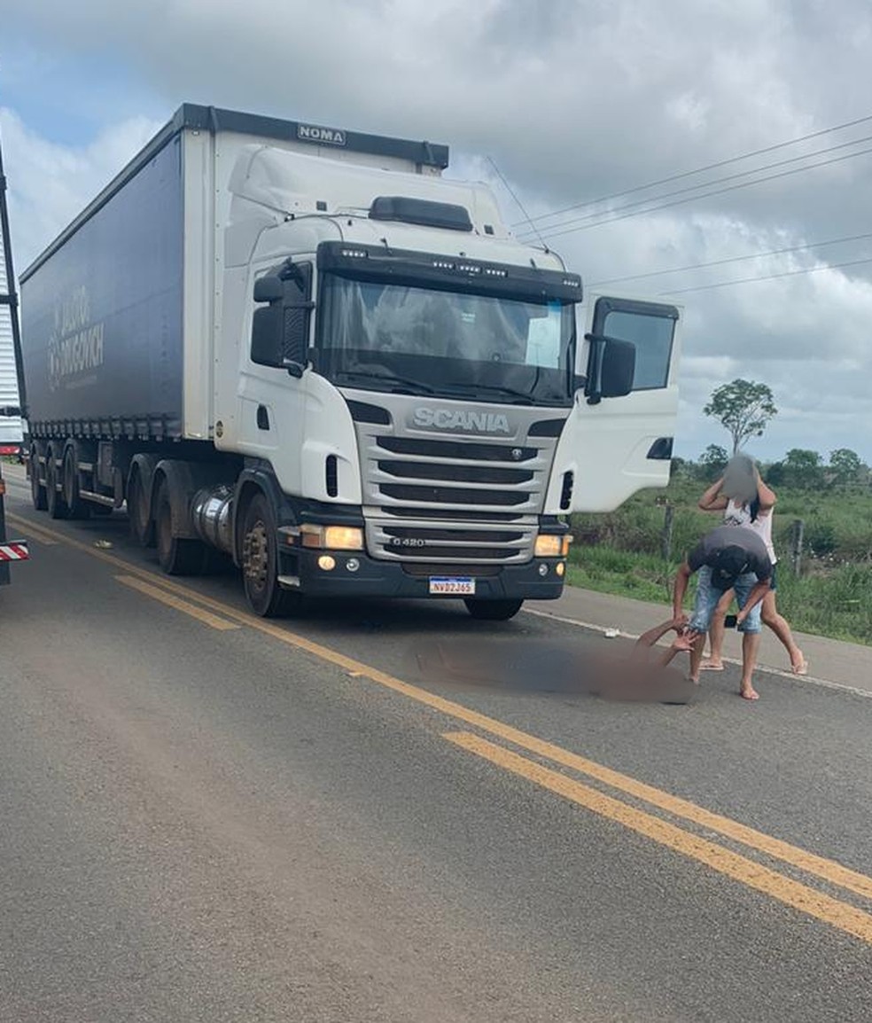 Homem é socorrido após ser atropelado na BR-316, no Maranhão — Foto: Divulgação/PRF