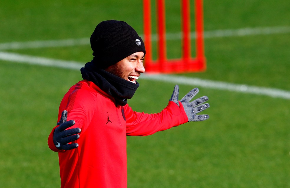 Neymar sorri no treino do Paris Saint-Germain — Foto: REUTERS/Christian Hartmann