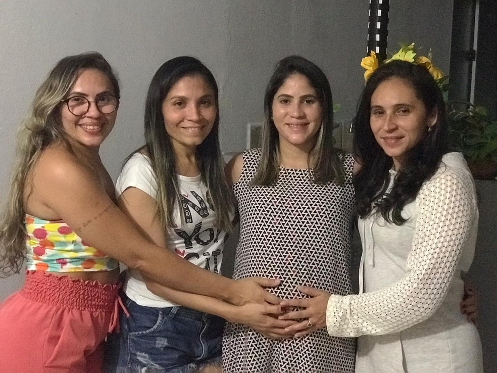 J�ssica ao lado de suas tr�s irm�s. � Foto: Arquivo pessoal