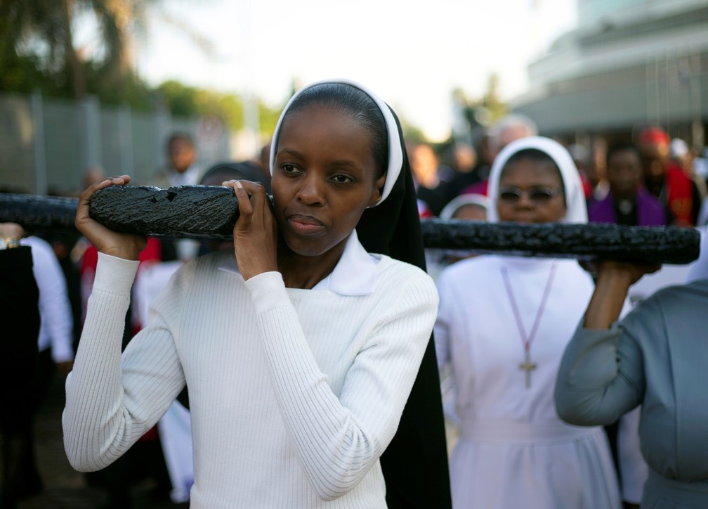 Freira carrega cruz durante procissão da Sexta-Feira Santa em Durban, na África do Sul   — Foto: Rogan Ward/Reuters