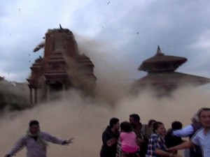 Templos históricos em  Bhaktapur ruíram com terremoto (Foto: Reprodução/BBC)