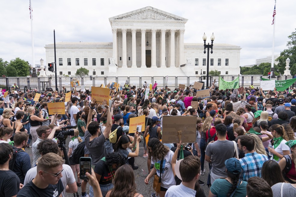 Manifestantes se reúnem do lado de fora da Suprema Corte em Washington em protesto contra decisão que proíbe direito constitucional ao aborto no país, em 24 de junho de 2022. — Foto: Jacquelyn Martin/AP