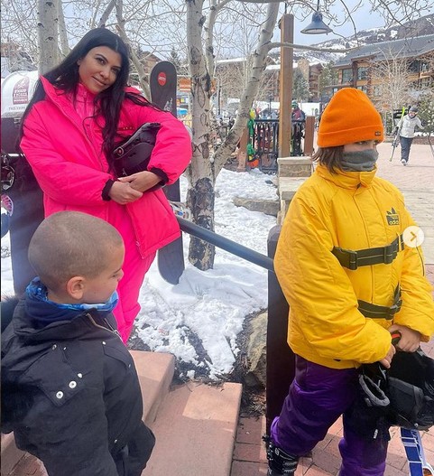 Kourtney Kardashian com os filhos em um resort em Aspen, no Colorado (Foto: Instagram)