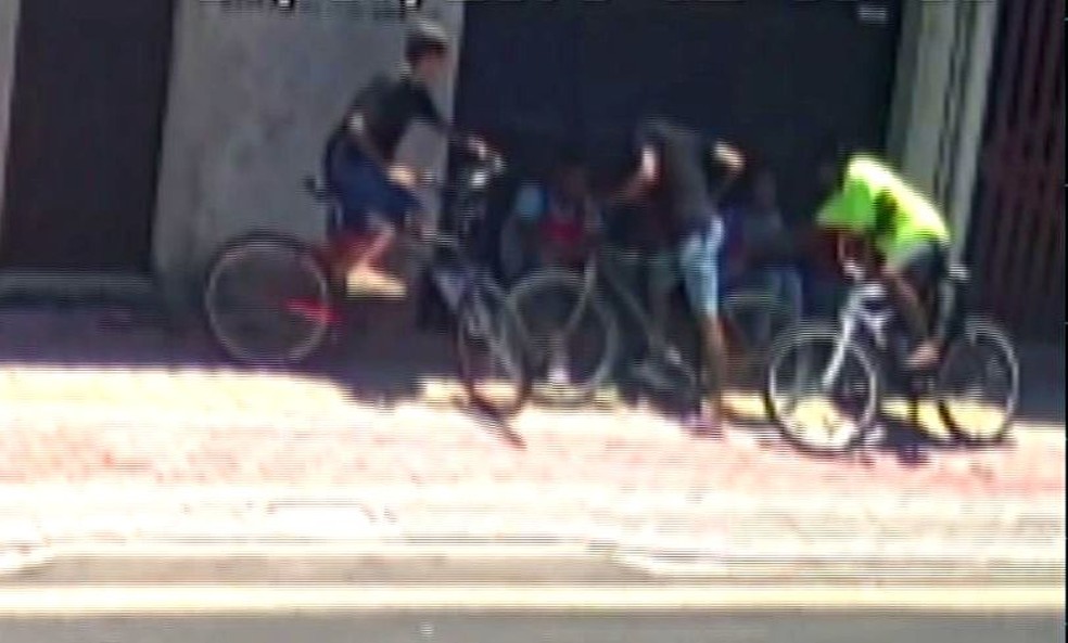 Trio assaltou vendedores em Praia Grande, SP (Foto: Reprodução)