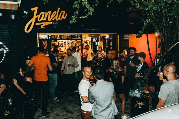 Ambiente do Janela Bar, em Curitiba (PR): 