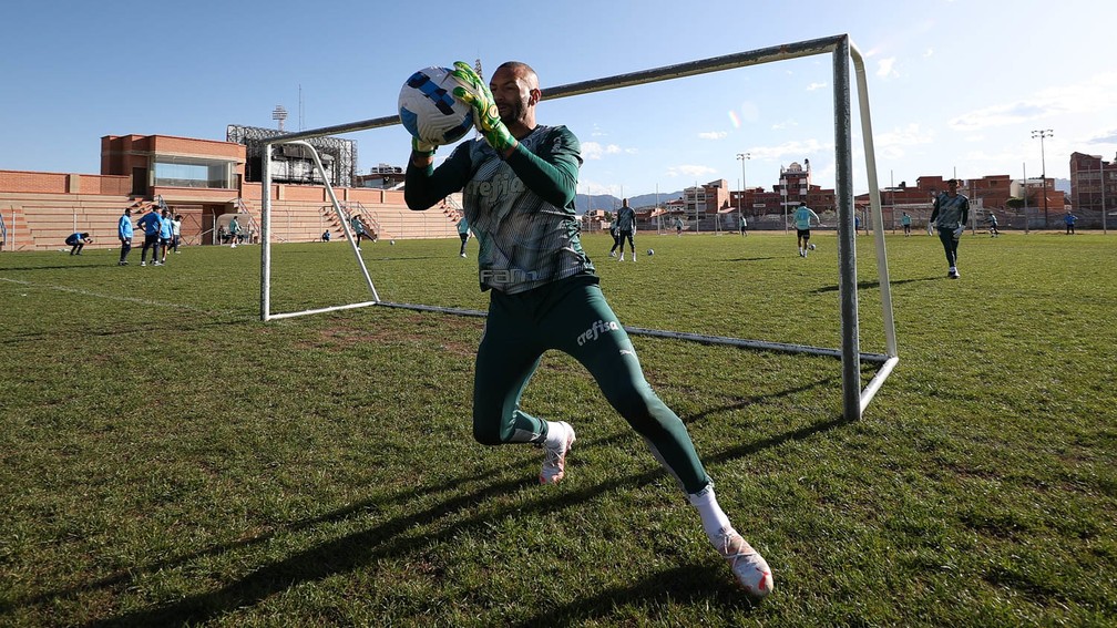 Goleiro Weverton no treino do Palmeiras na Bolívia — Foto: Cesar Greco\Palmeiras