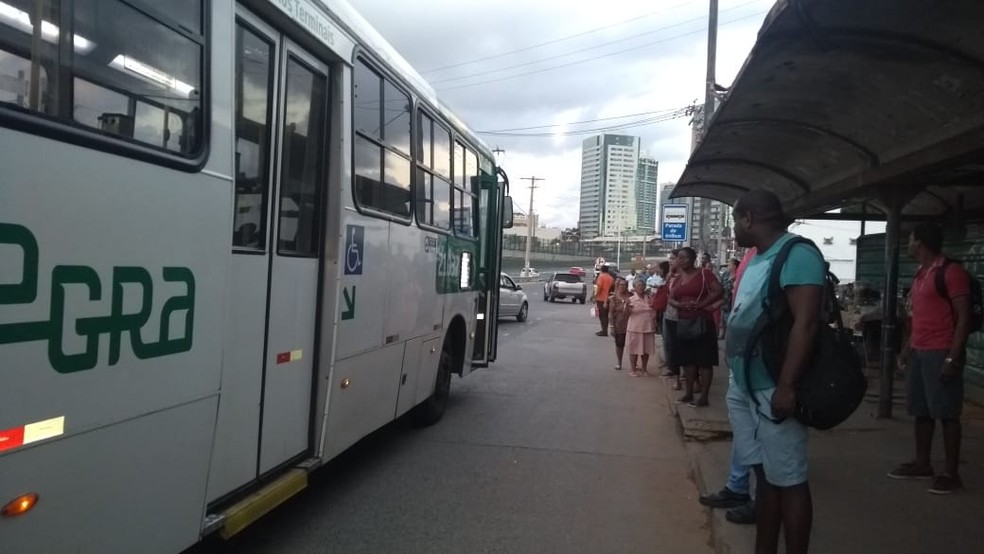 Ônibus já estão circulando por Salvador, na manhã desta quinta-feira (Foto: Adriana Oliveira/TV Bahia)