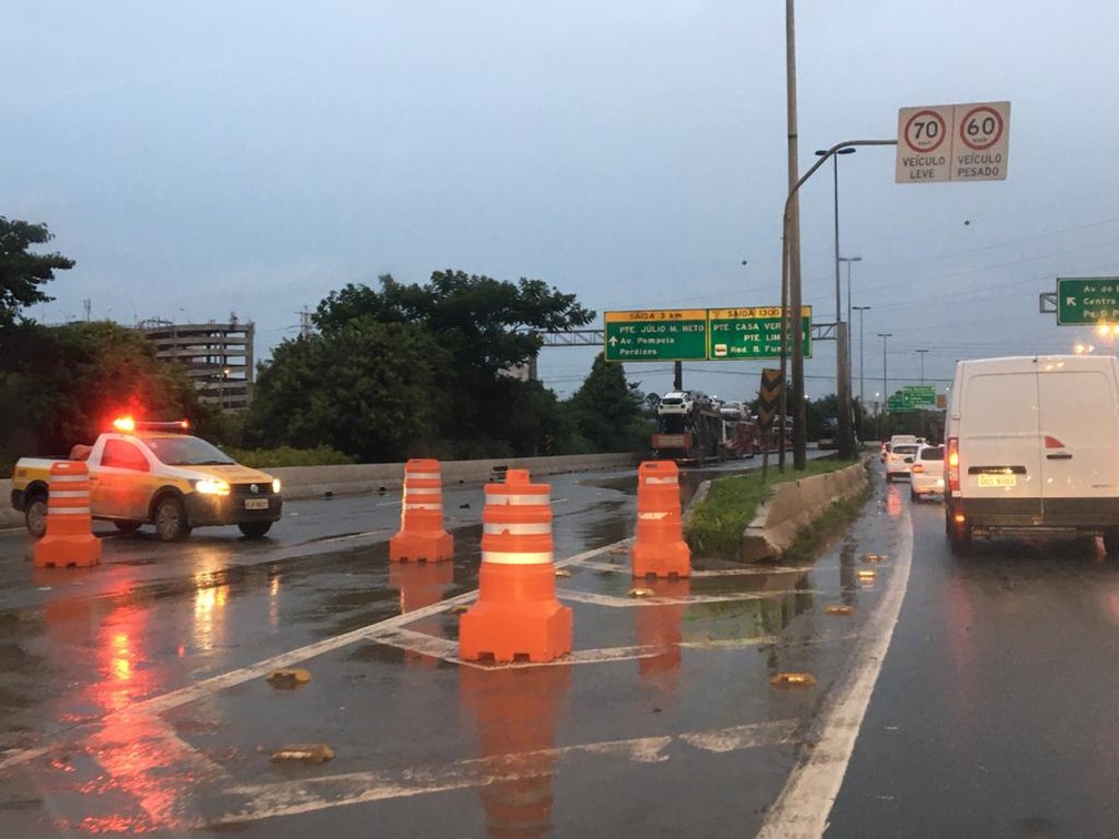 Pista expressa da Marginal Tietê interditada para limpeza — Foto: Aldieres Batista/Divulgação