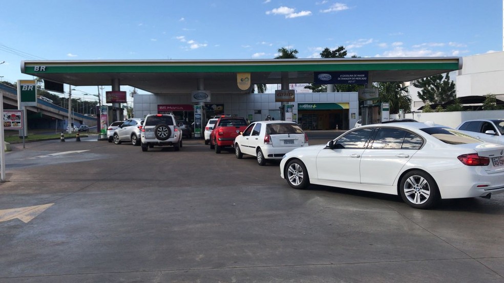 Alguns postos voltam a ter combustÃ­vel em CuiabÃ¡ (Foto: Cristina Mayumi/ TVCA)