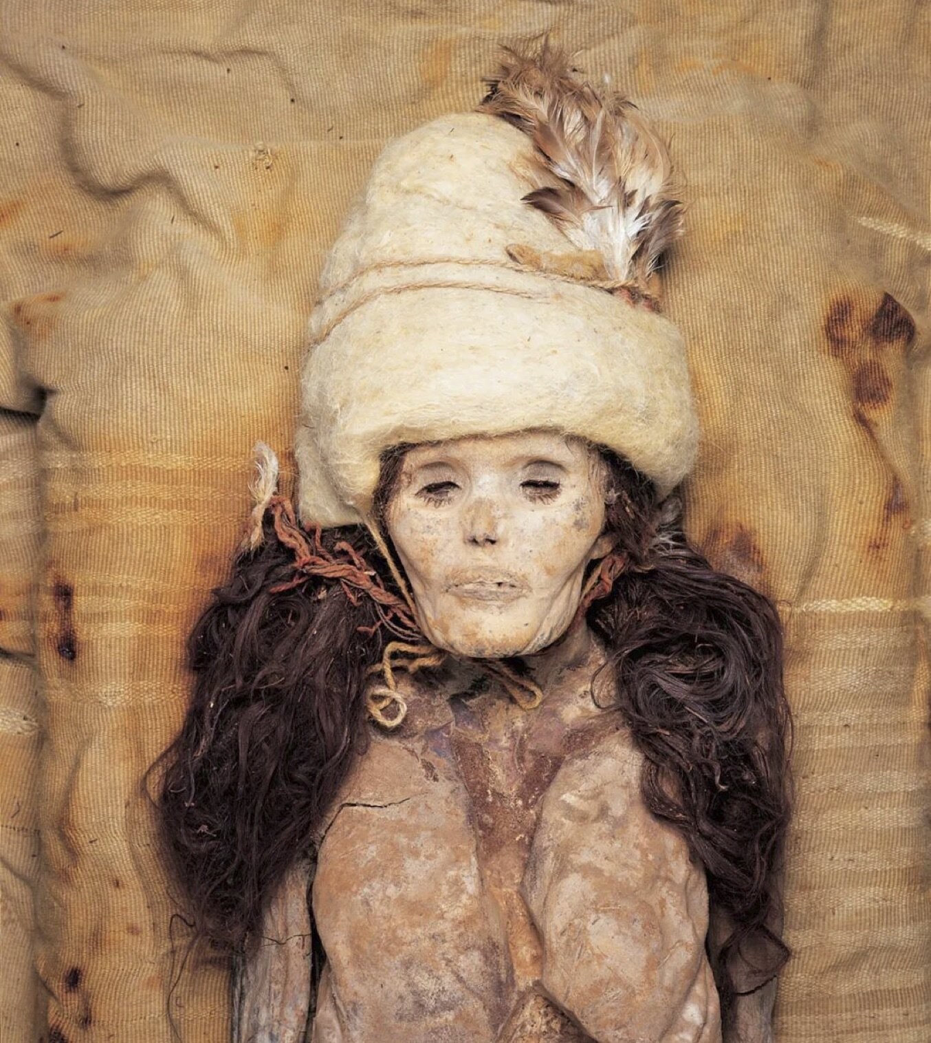 Mulher mumificada no cemitério de Xiaohe, na China  (Foto:  Instituto de Relíquias Culturais e Arqueologia de Xinjiang/Wenying Li)