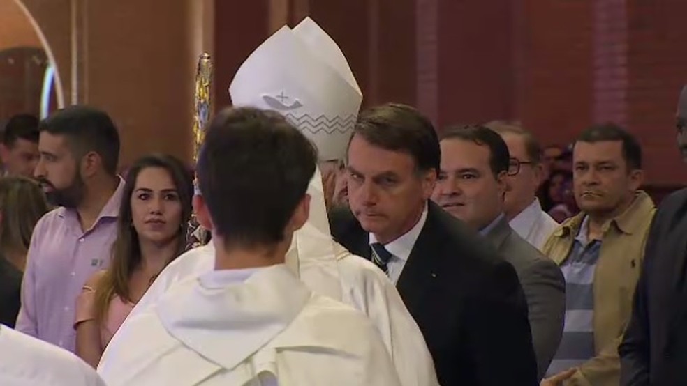 Bolsonaro cumprimenta Dom Orlande Brandes, arcebispo de Aparecida — Foto: Carlinhos Brasil/ TV Vanguarda
