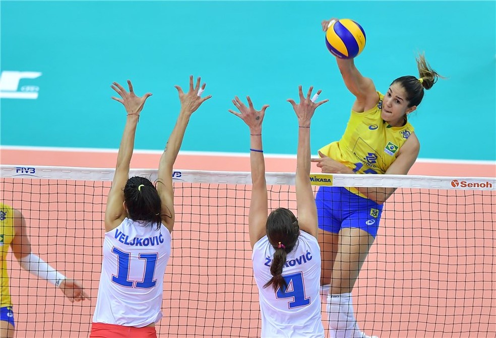 A seleção contou também com a versatilidade de Natália para passar pelo forte time sérvioi (Foto: FIVB / Divulgação)
