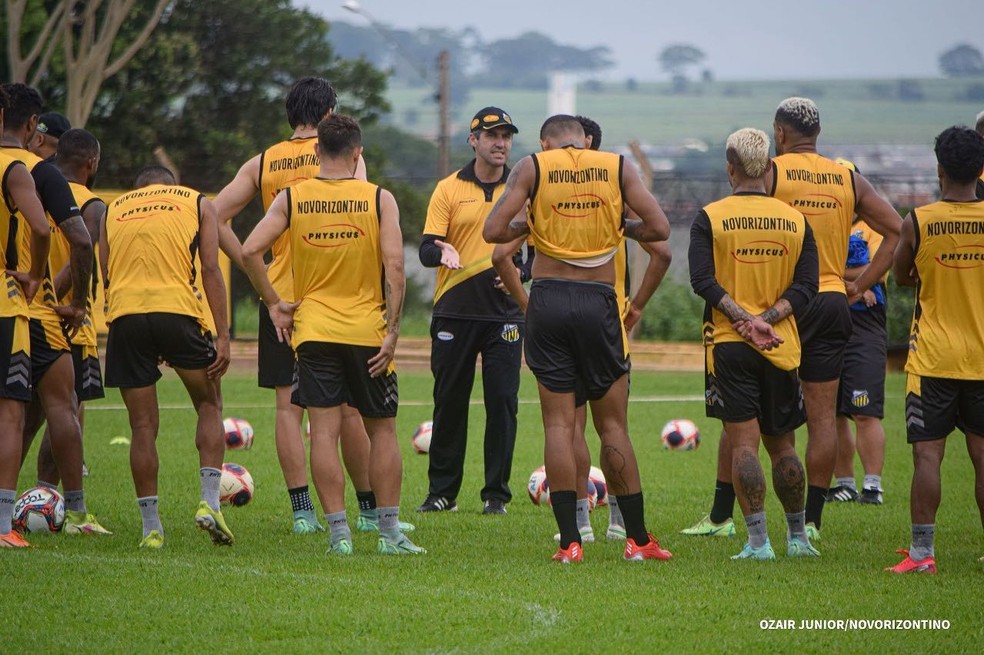 Léo Condé comanda treino do Novorizontino — Foto: Ozair Júnior/Grêmio Novorizontino