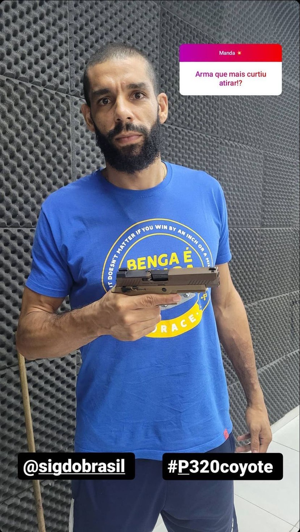 Wallace em clube de tiro &mdash; Foto: Reprodu&ccedil;&atilde;o