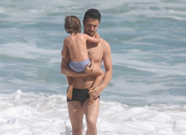 Rômulo Estrela e o filho em dia de praia (Foto: AgNews)