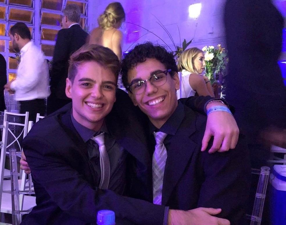 Guilherme, à esquerda, e Eric, à direita, sofreram ataque homofóbico em Birigui — Foto: Arquivo Pessoal 