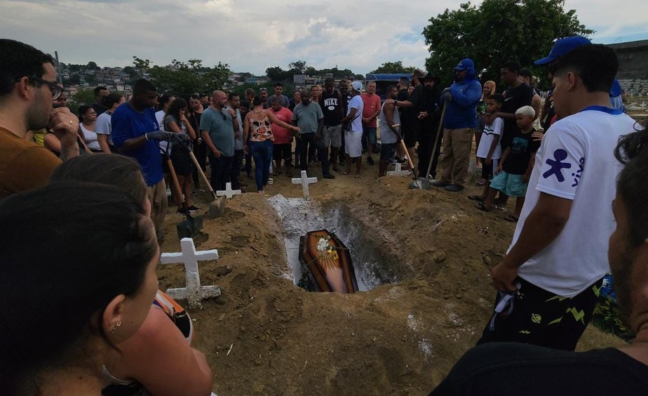 Enterro de velório de Juliana Gomes da Silva, vítima do naufrágio na Baía de Guanabara