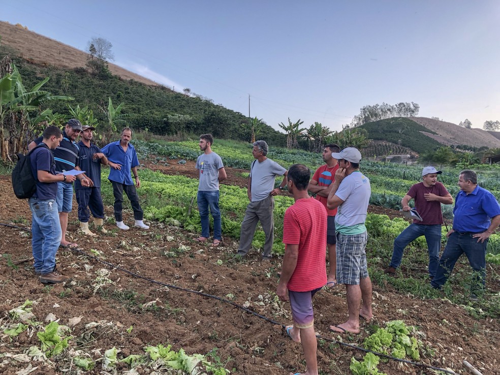 Grupo de OCS da Coopram em visita de fiscalização no interior de Domingos Martins — Foto: Juliana Borges/G1