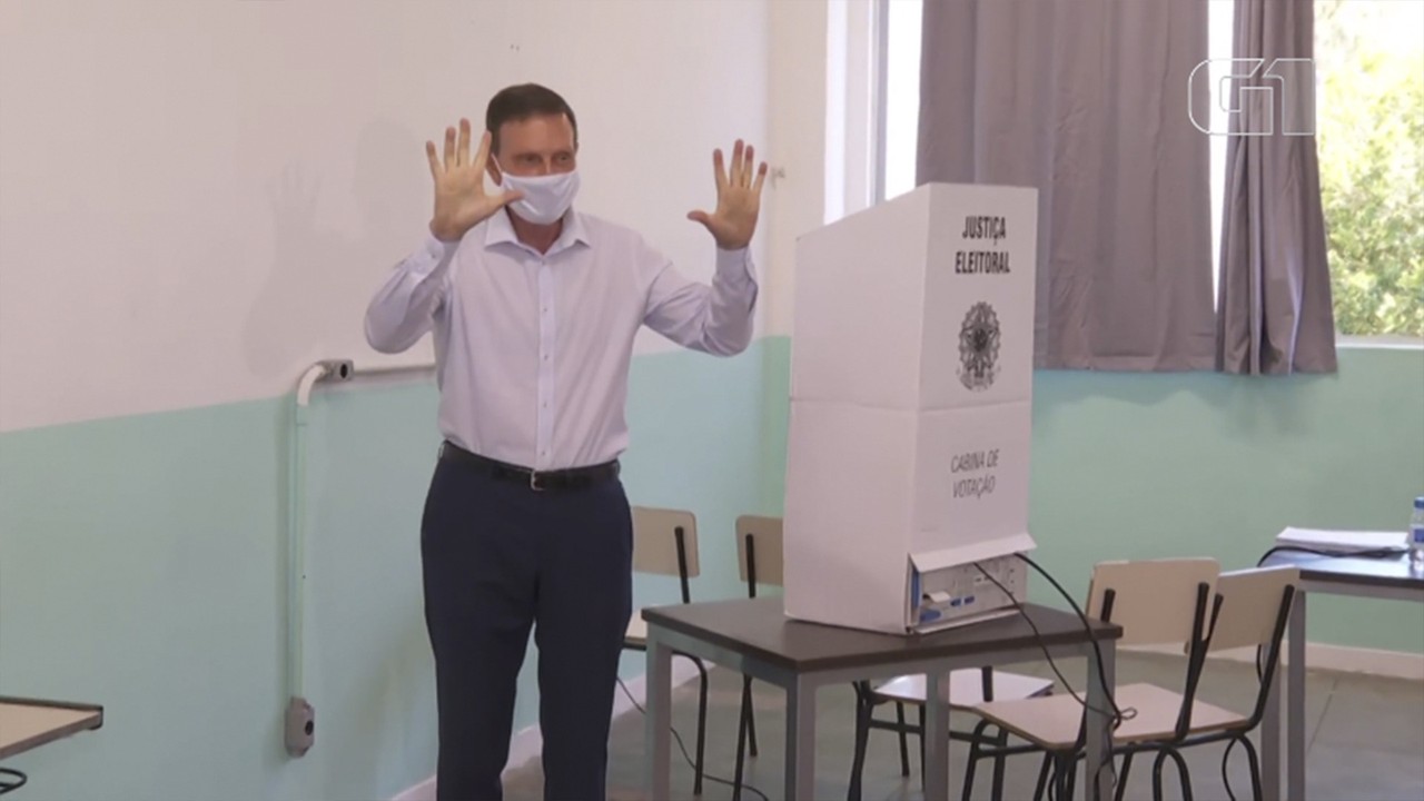 Marcelo Crivella vota no Rio de Janeiro