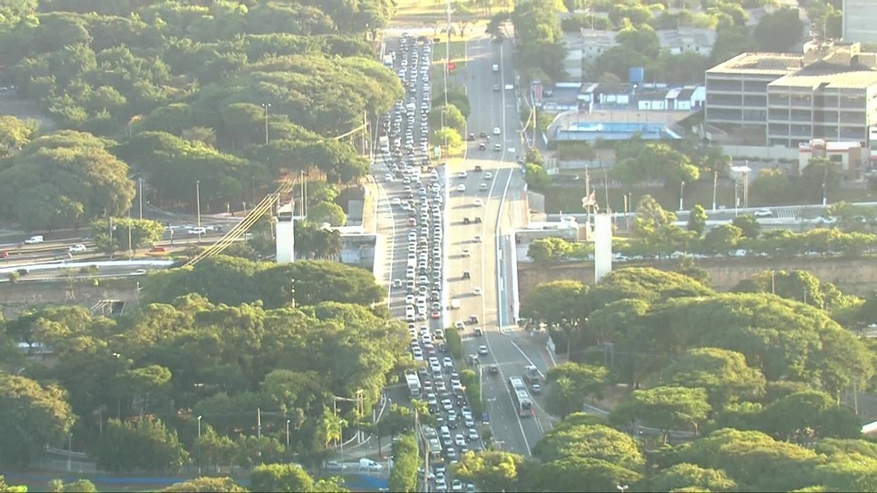 Lentid&atilde;o registrada na Zona Norte de SP nesta segunda, ap&oacute;s bloqueio montado para estimular isolamento  &mdash; Foto: Reprodu&ccedil;&atilde;o/TV Globo