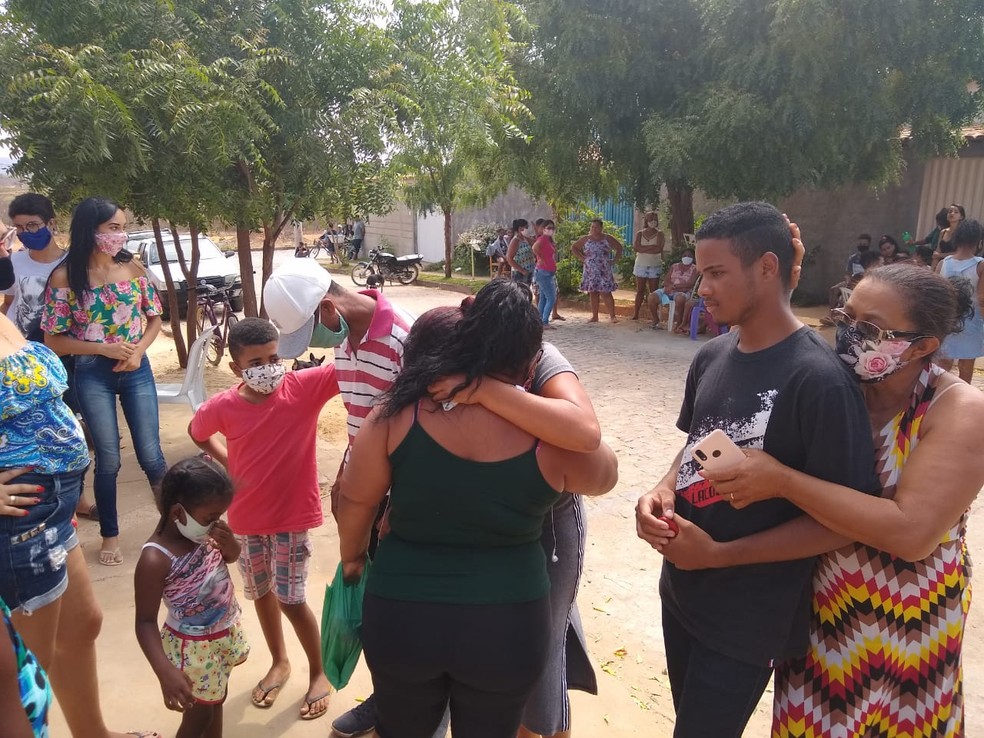 Tristeza também marcou o velório de João Pedro, que viajava para reencontrar os pais — Foto: Ana Carolina Ferreira/Inter TV Grande Minas