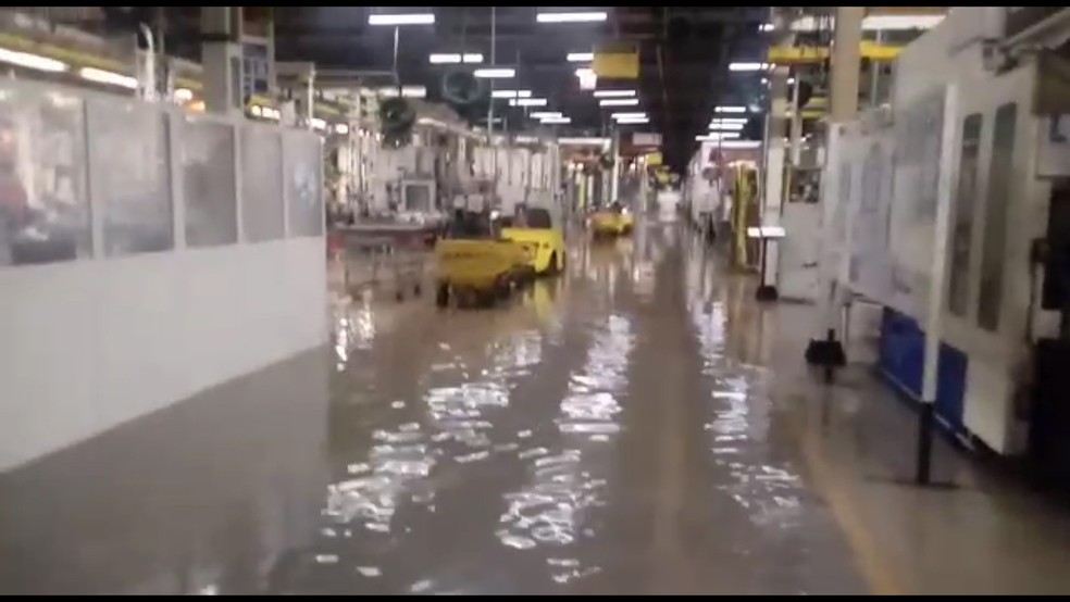FÃ¡brica da Mercedes-Benz ficou alagada em SÃ£o Bernardo do Campo (SP) â Foto: Arquivo pessoal