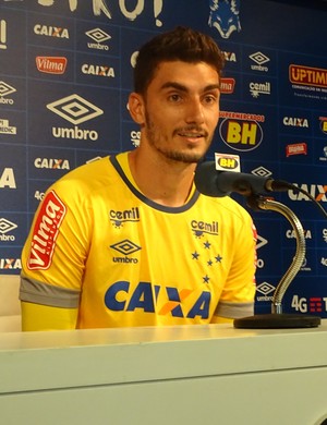 Durante entrevista, Rafael é pego de surpresa com volta de Lucas Silva