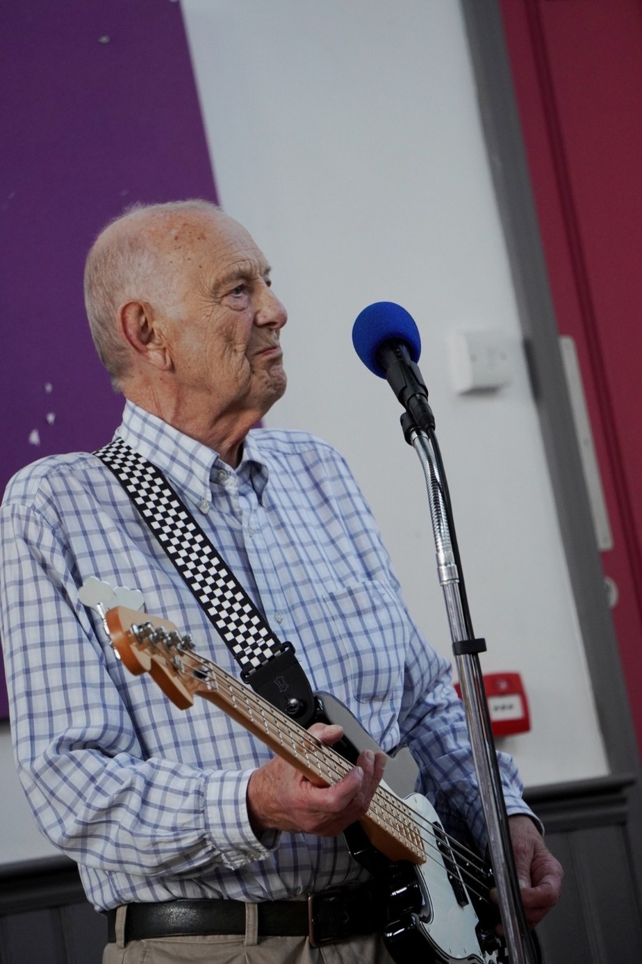 Chas Newby tinha 81 anos e se apresentou como baixista da banda britânica de rock em vários shows na década de 1960