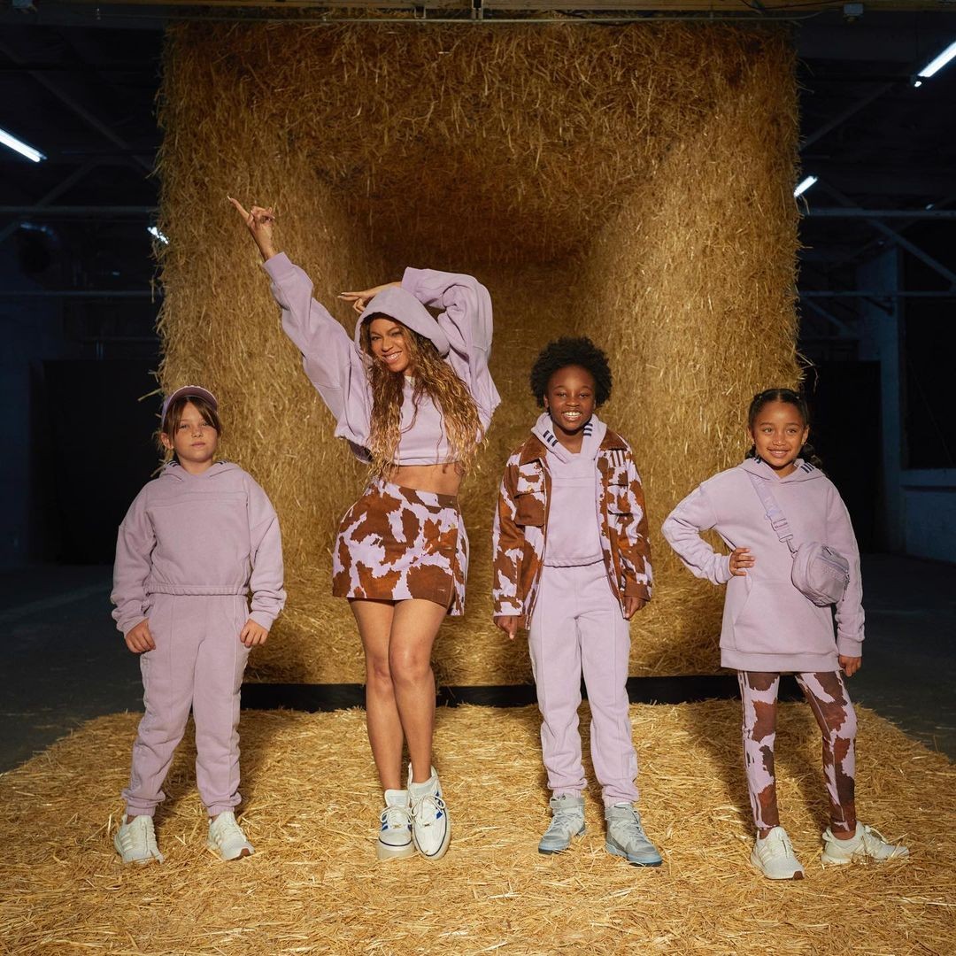 Beyoncé e modelos infantis posam para campanha da primeira coleção infantil de IVY PARK (Foto: Reprodução Instagram)