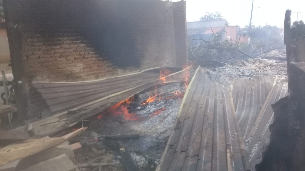 Prédio e móveis foram destruídos pelas chamas  — Foto: Divulgação