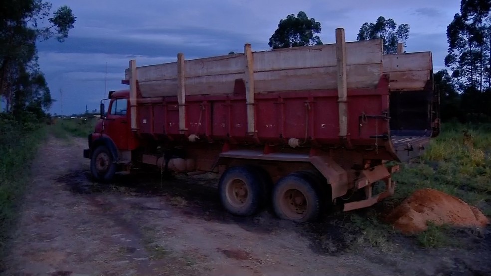 Motorista de caminhão morreu depois de ser atingido duas vezes por uma descarga elétrica no município de Sinop — Foto: TV Centro América