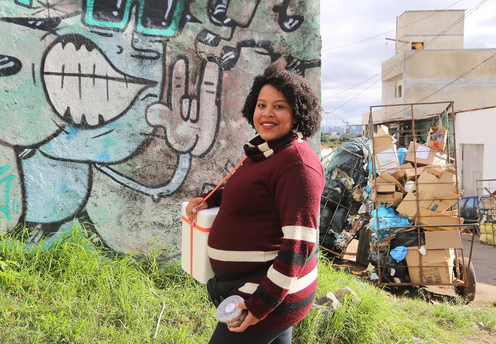 Ediléa Pereira do Carmo está grávida de sete meses e sustenta a casa onde vive com a família, na Vila das Torres — Foto: Giuliano Gomes/PR Press