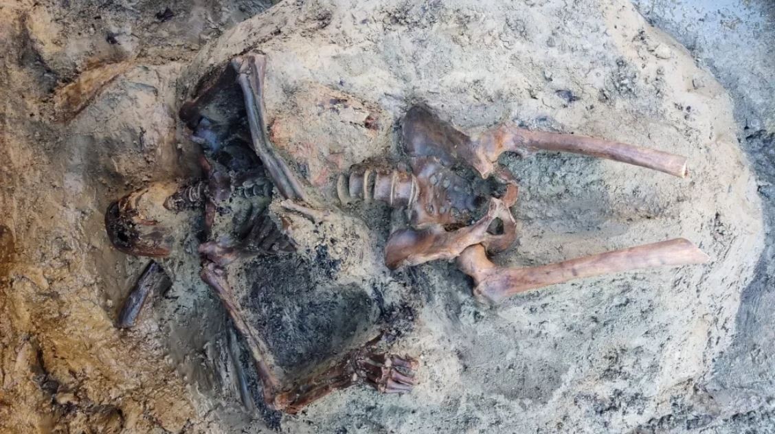 Esqueleto indica que o homem tinha entre 40 e 45 anos. A hipótese dos arqueólogos é que ele tentava escapar da erupção correndo em direção ao mar (Foto: Parco Archeologico di Ercolano)