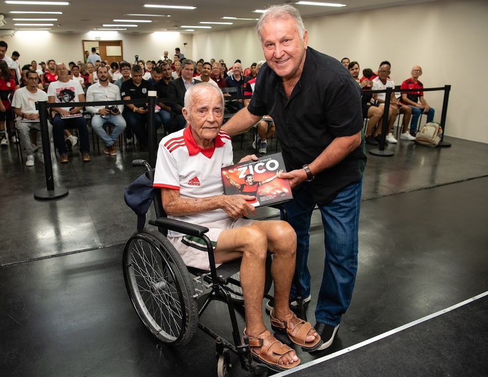 Idoso ao lado de Zico &mdash; Foto: L&eacute;o Silveira