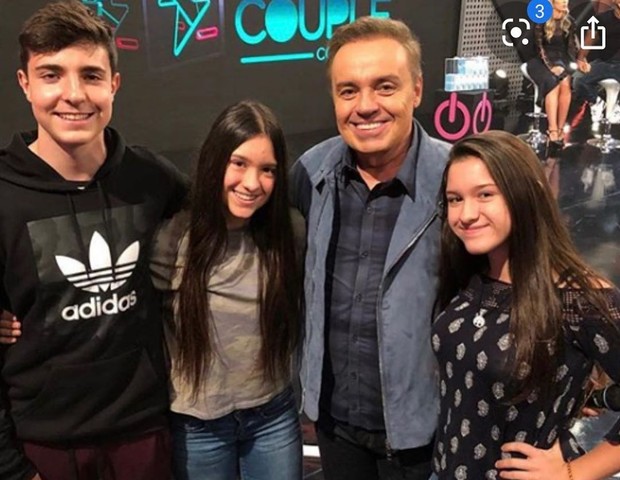 Gugu Liberato com os três filhos, João, Marina e Sofia (Foto: Reprodução Instagram)