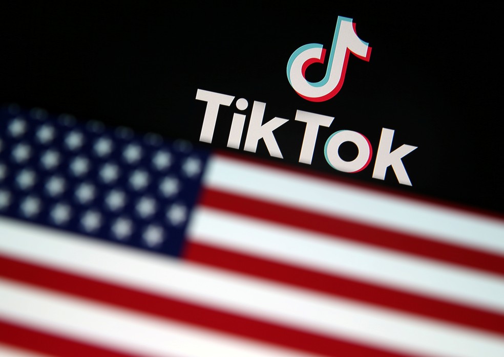 Imagem ilustrativa com a bandeira dos EUA e logotipo do TikTok  — Foto: Dado Ruvic/Illustration/Reuters