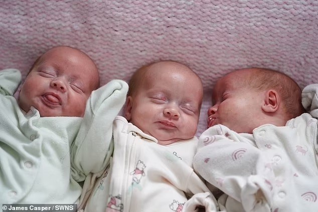 Mãe dá à luz trigêmeas idênticas; caso ocorre a cada 200 milhões de nascimentos