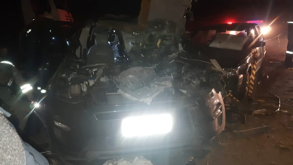 Carro que se envolveu no acidente ficou destruído após a colisão na BR-101, no Cabo de Santo Agostinho — Foto: Polícia Rodoviária Federal/Divulgação