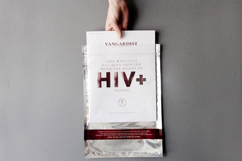 Revista impressa com tinta misturada a sangue com HIV (Foto: Agência EFE)