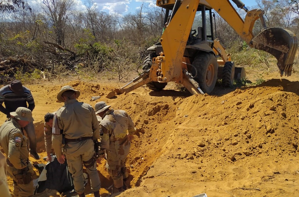 Droga foi encontrada debaixo da terra em fazenda no oeste da Bahia — Foto: Secom-BA