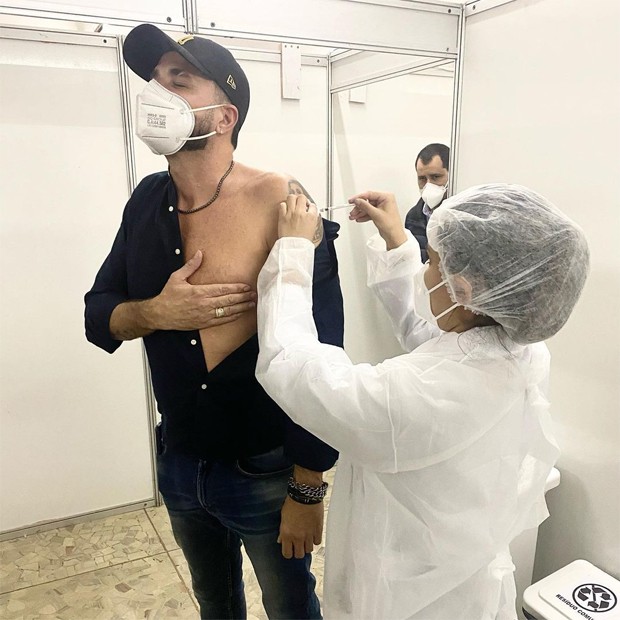 Latino se vacina contra a Covid-19 (Foto: Reprodução / Instagram)